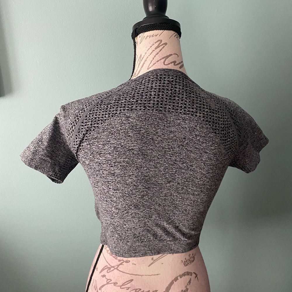 NWOT Grey bodycon short sleeve gym crop top - Picture 2 of 2